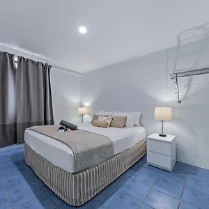 Airlie Sun & #5 Apartment